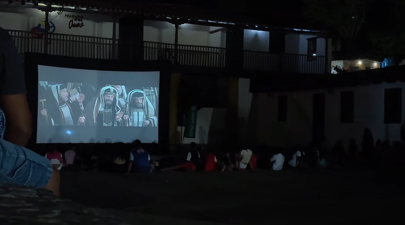 30 personas se congregaron en el emblemático patio de secado de cacao, justo frente a la iglesia del pueblo, para presenciar la proyección de "La Pasión de Cristo"