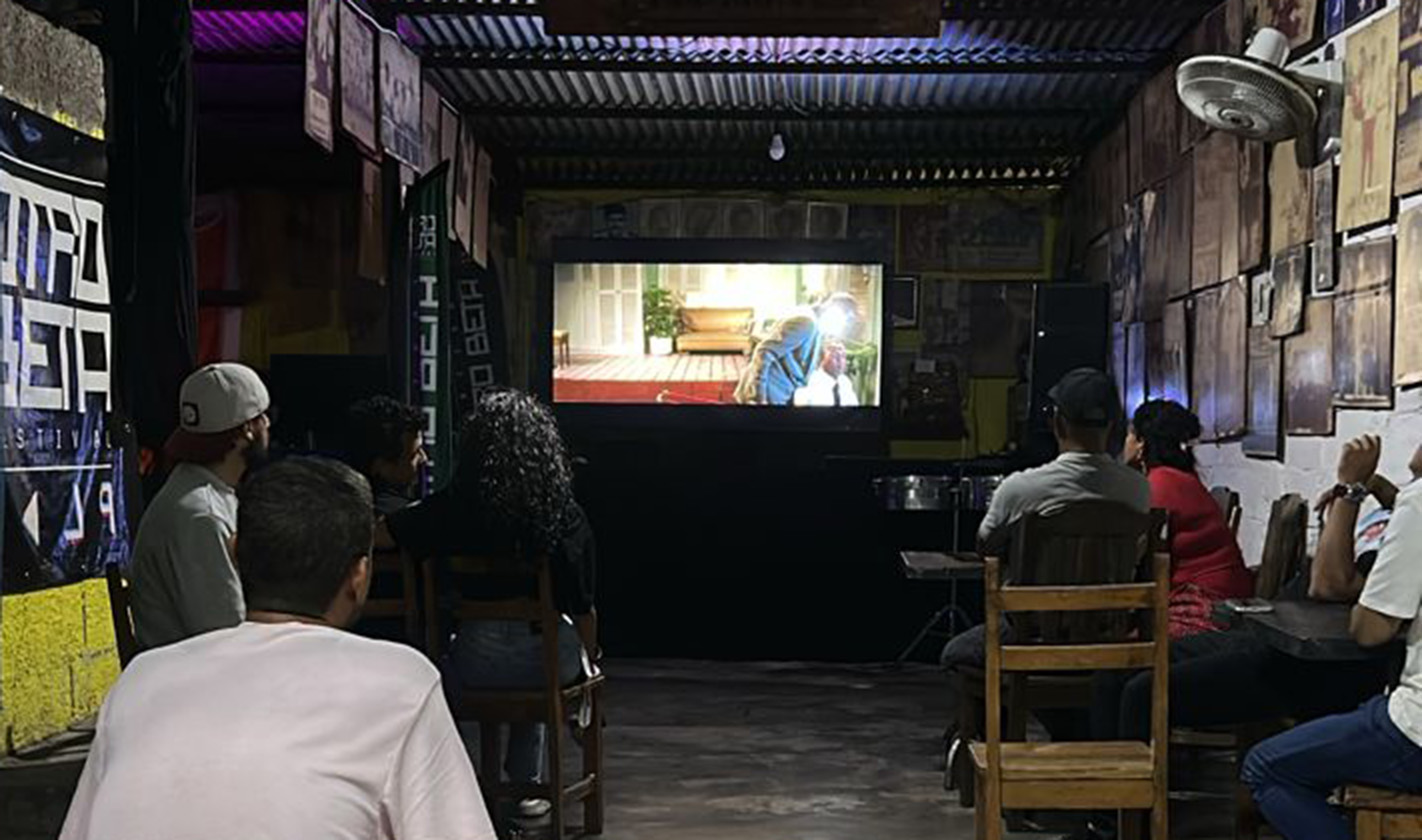 La pantalla de ALUCINE al fondo de la Chango mientras los asistentes disfrutaban de la película