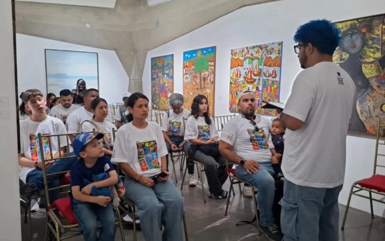 Participantes del taller de fotografía en las instalaciones de la galería de arte municipal